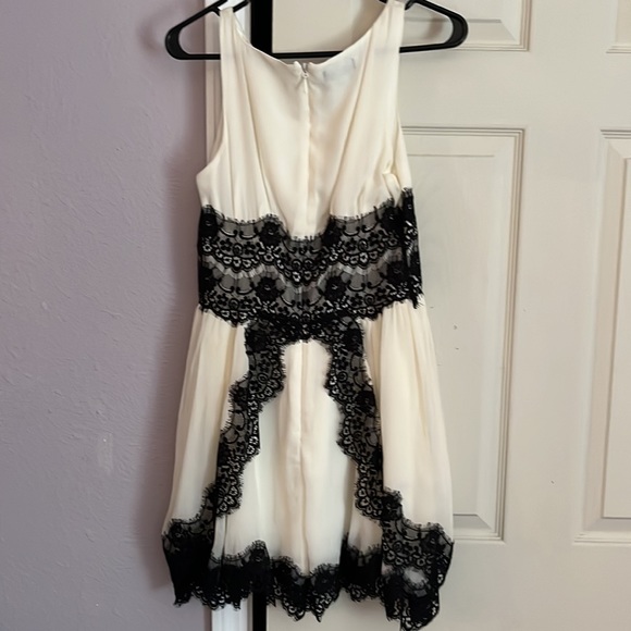 Off white dress w black lace from Bebe worn once - Picture 2 of 2